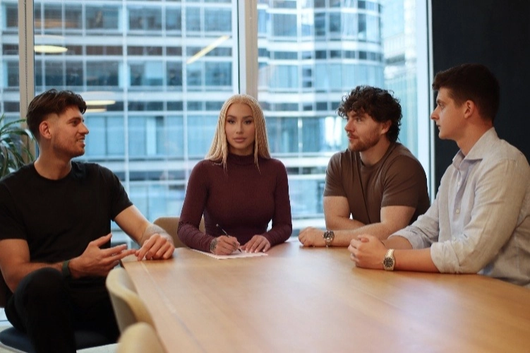 Iggy Azalea, 1,3 trilyon dolarlık içerik üreticisi ekonomisinin en hızlı büyüyen platformu Fanvue’nun arkasındaki yapay zekâ şirketi SHIFT’e yatırım yaptı 