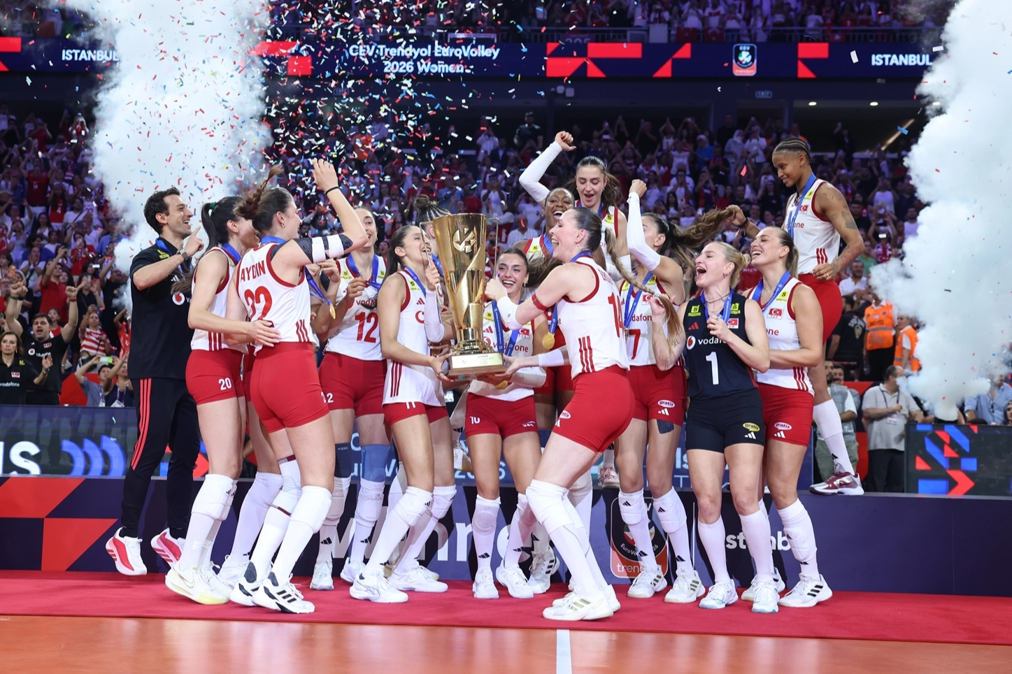 CEV Trendyol 2026 Avrupa Şampiyonası'nda kupa ve madalya sahiplerini buldu... Tarih yazdık 