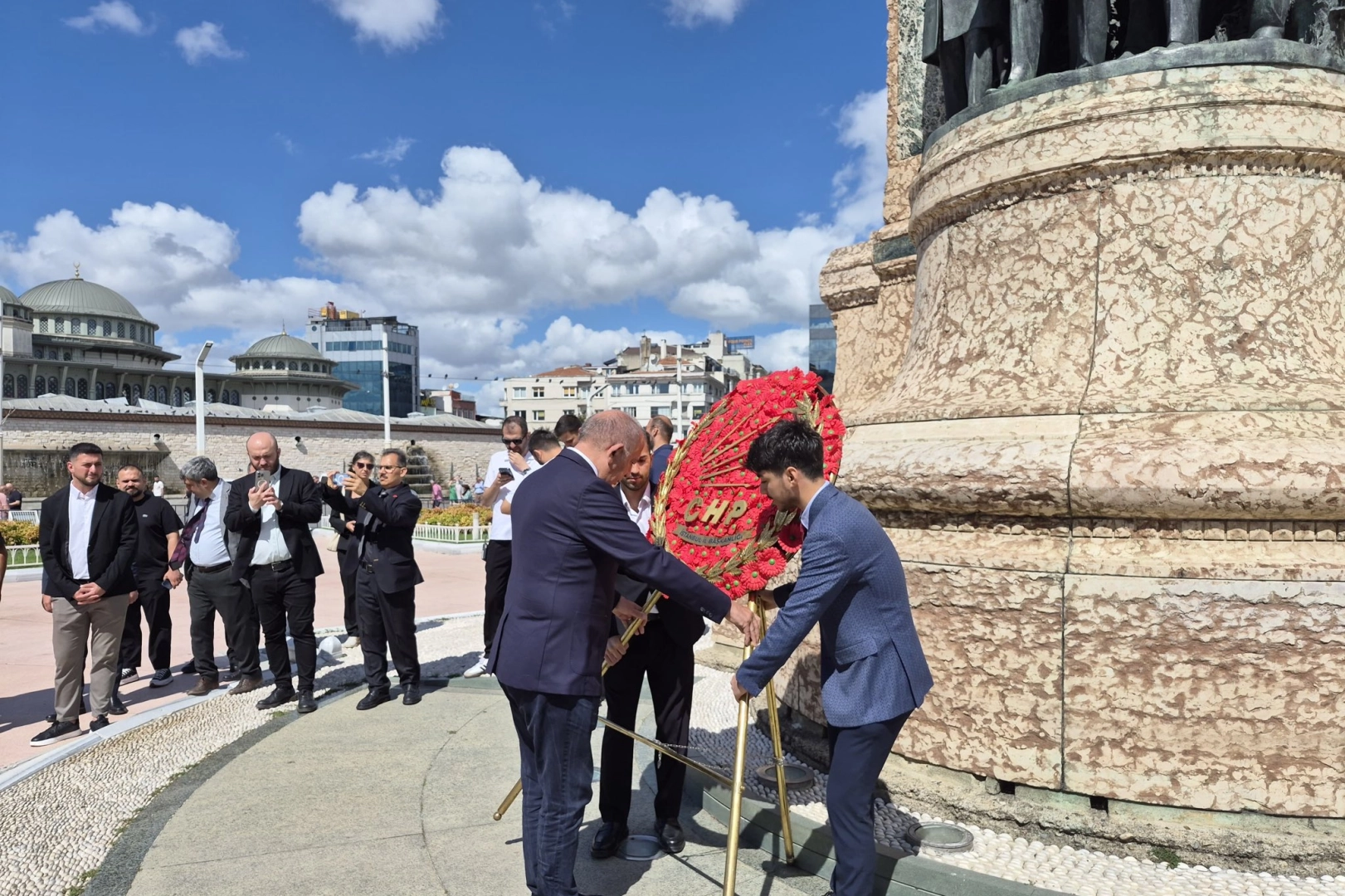 CHP İstanbul Taksim'de buluştu... Gürsel Tekin’den 9 Eylül'de Anıtkabir daveti 
