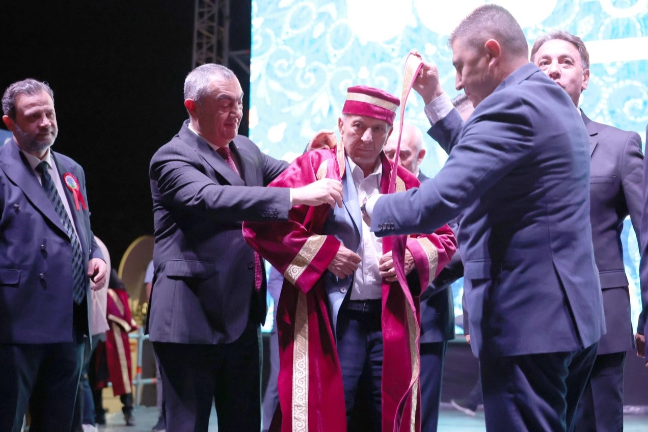 KAYSO’nun Yılın Ahisi Mustafa Suat Köylüoğlu kaftan giydi 