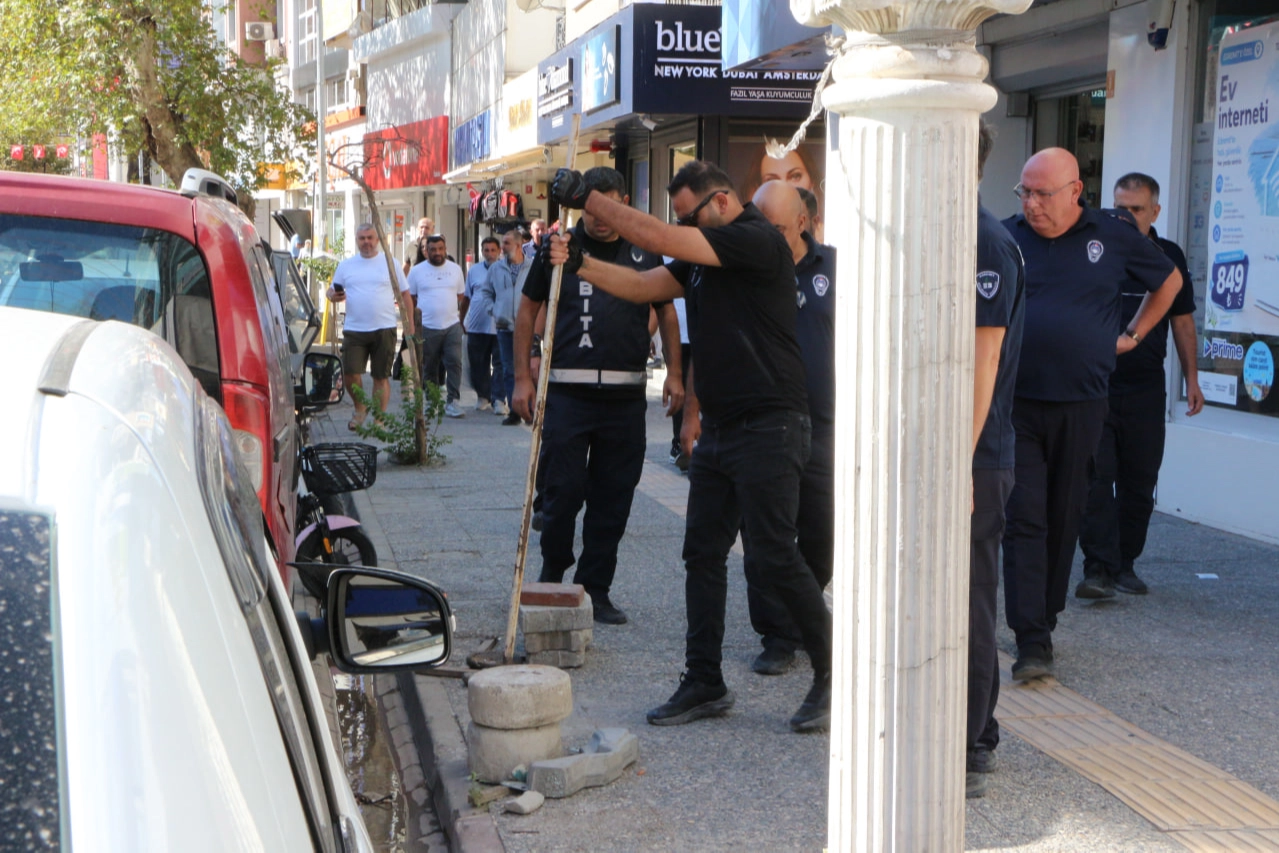 Balıkesir Edremit’te kaldırım işgallerine zabıtadan denetim 