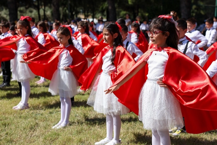 İzmir Aliağa’da eğitim öğretim yılı törenle başladı 