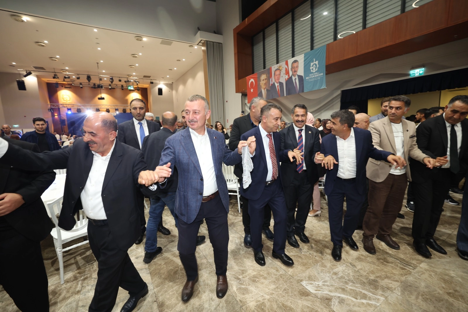 Başkan Büyükakın, Vanlıların halayına katıldı 