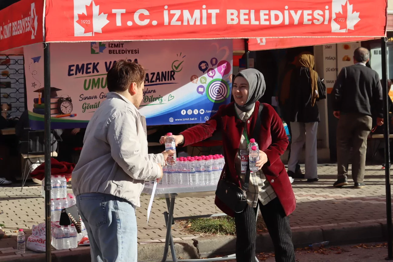 İzmit Belediyesi KPSS ön lisans sınavına giren adayları yalnız bırakmadı 