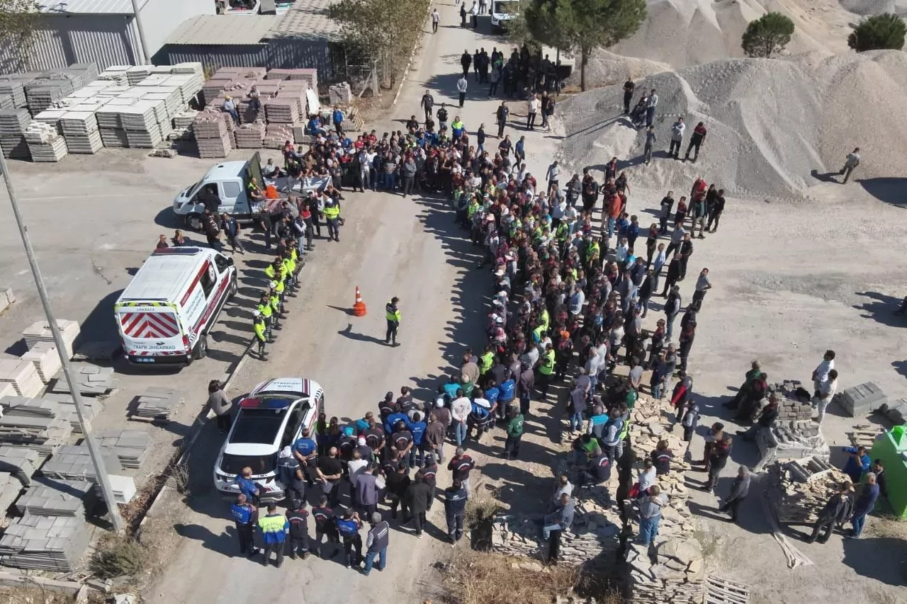 Manisa Büyükşehir personeline yol ve cadde çalışmalarında güvenlik eğitimi