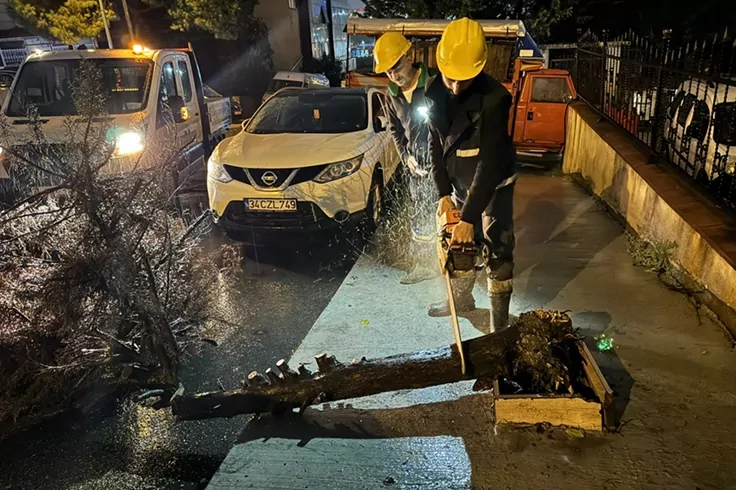 Beylikdüzü'nde sağanak mesaisi gece boyunca sürdü 