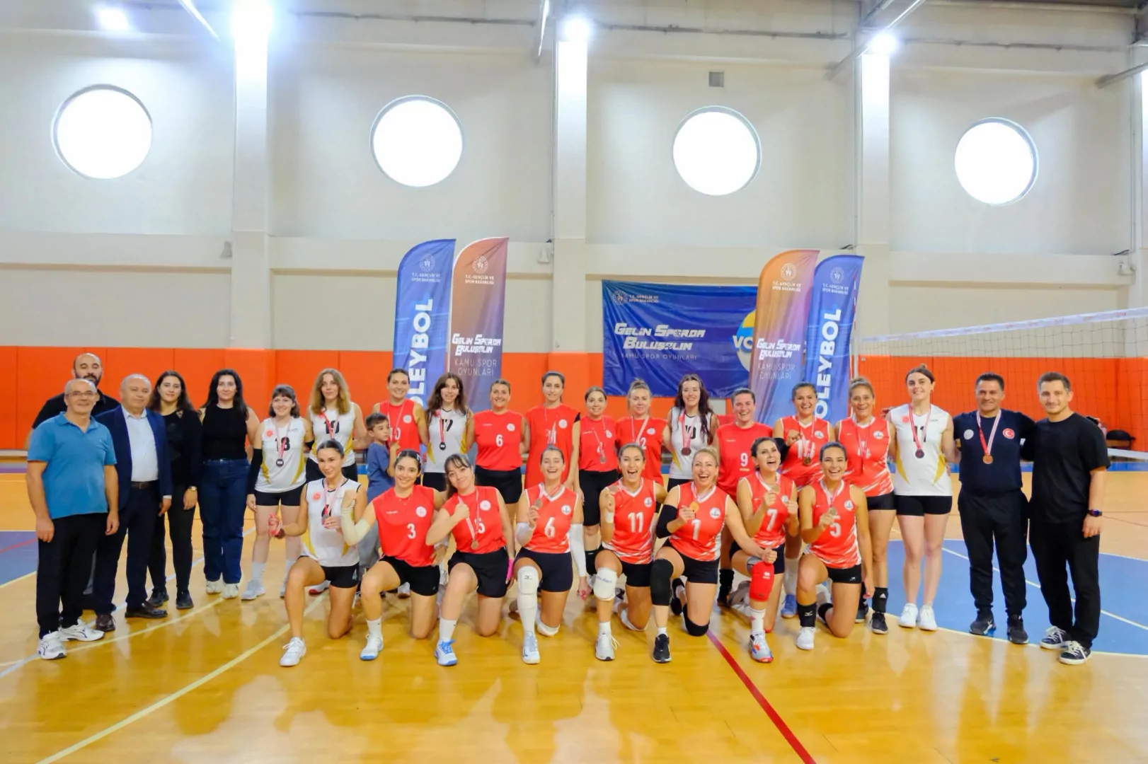 İzmir'de Kadın Voleybol Takımı il şampiyonu oldu 