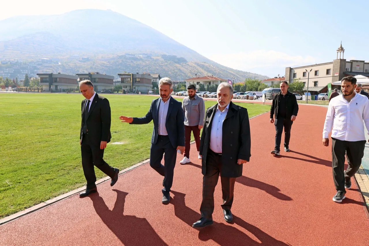 Kayseri Talas yamaç paraşütü iniş alanına tartan pist 