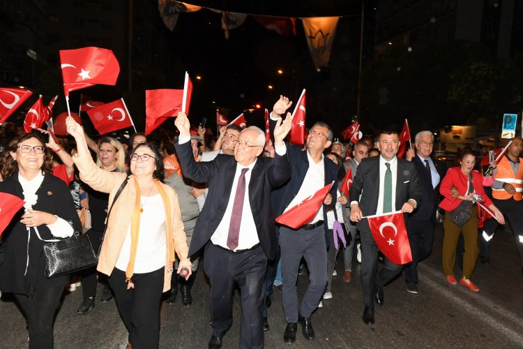 99 yıllık gurur ve mutluluk Karabağlar’da yaşatıldı -