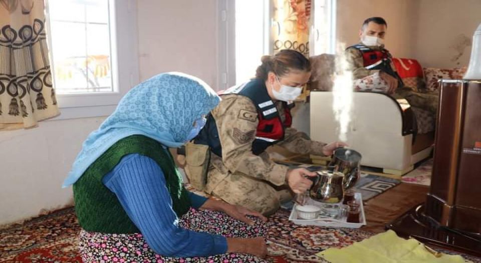 Kilis'te jandarma yaşlılara moral verdi