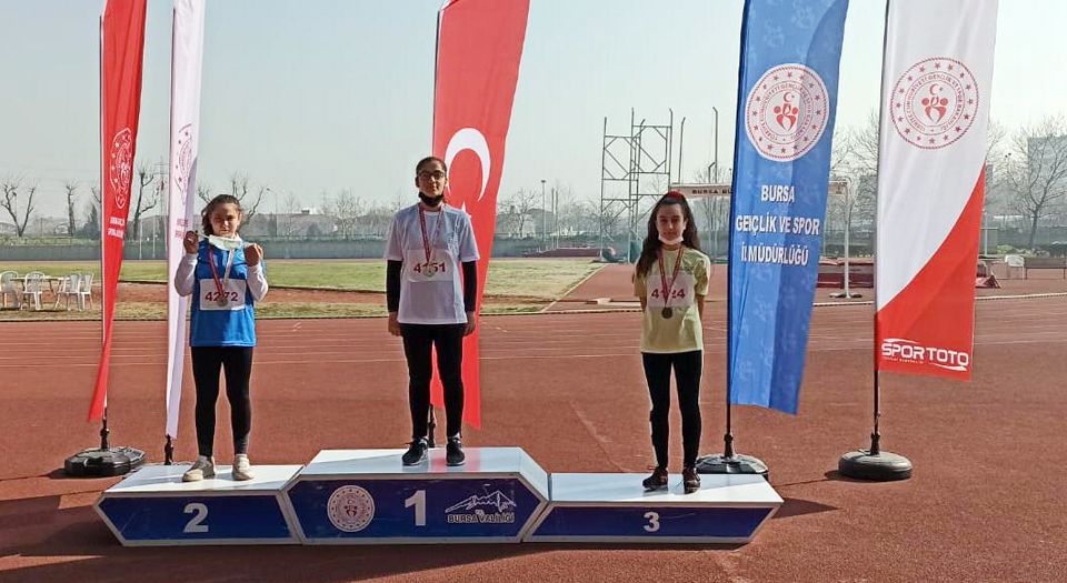 Mudanya'ya yılın ilk madalyaları atletlerden geldi