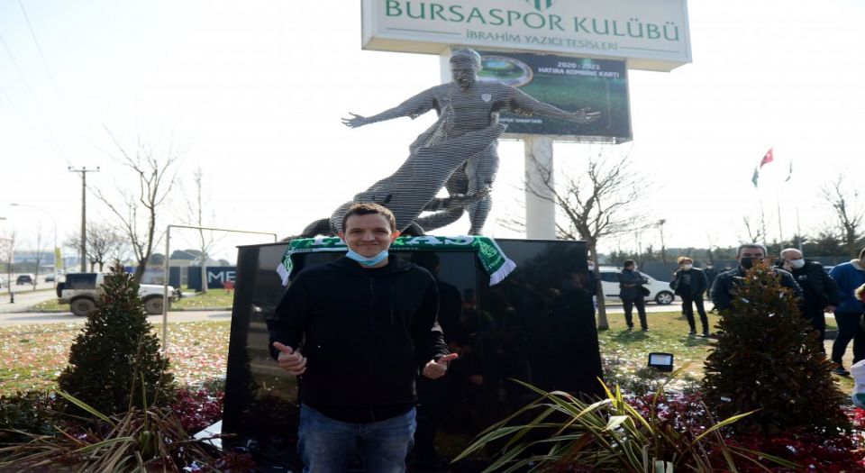 Bursaspor'da Batalla'nın heykeli dikildi