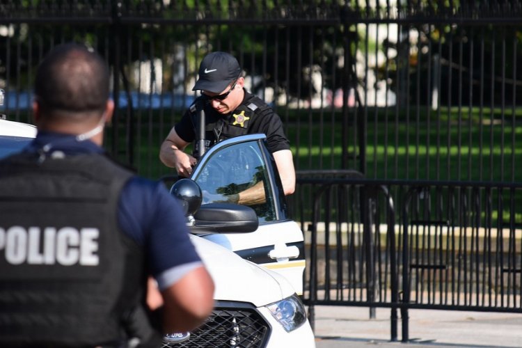 ABD polisi K-9 gibi havlayarak 4 hırsızı yakaladı -