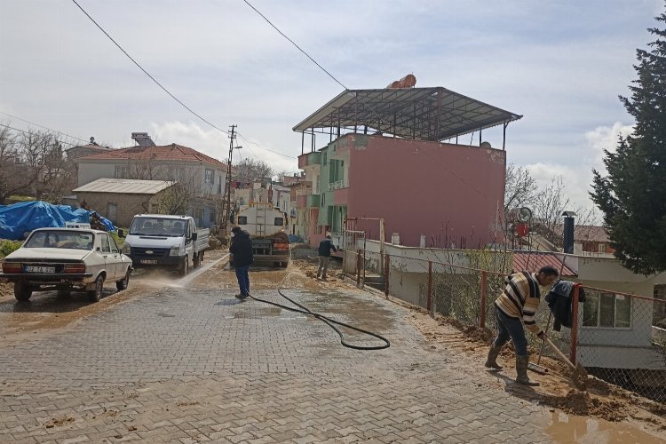 Adıyaman'da selin izlerini İzmit temizliyor -