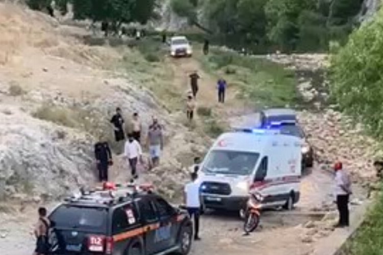 Adıyaman'da suya balıklama atlayan genç kayalara çakıldı! -