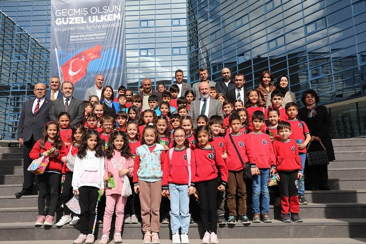 Ahmet Çolakbayrakdar minik yürekleri ağırladı -