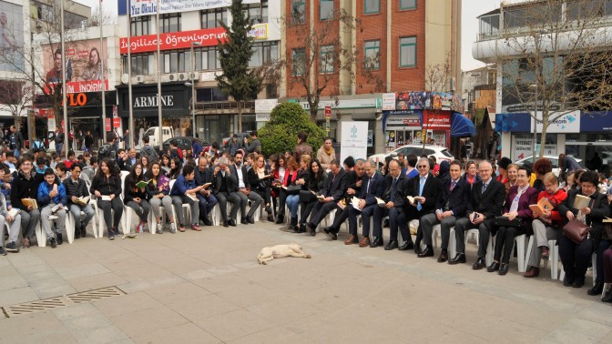 AYNI ANDA KİTAP OKUDULAR