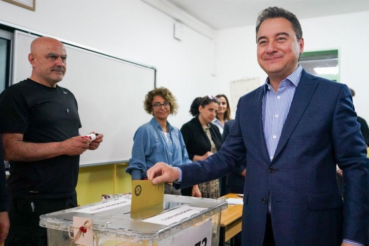 Babacan oyunu kullandı -