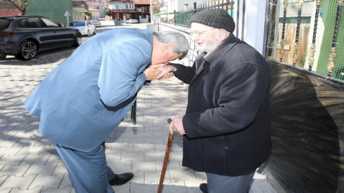 “BABALAR SIRTIMIZI YASLADIĞIMIZ BÜYÜK, GÜÇLÜ ÇINAR AĞAÇLARI GİBİDİR.