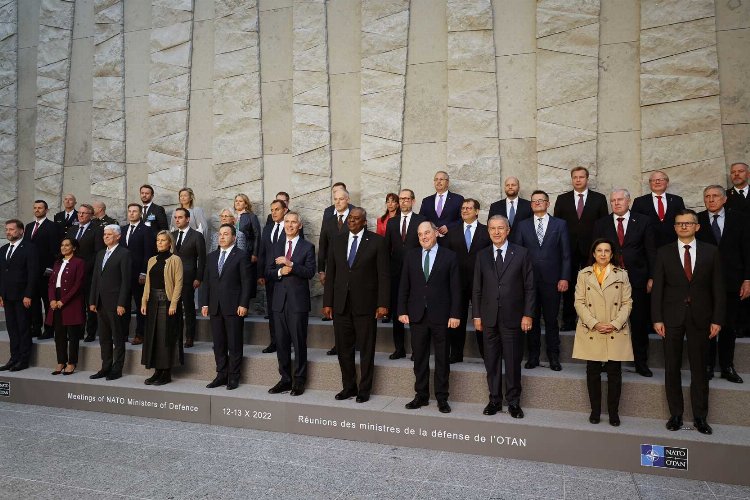 Bakan Akar'dan karargâhta 'aile' fotoğrafı -