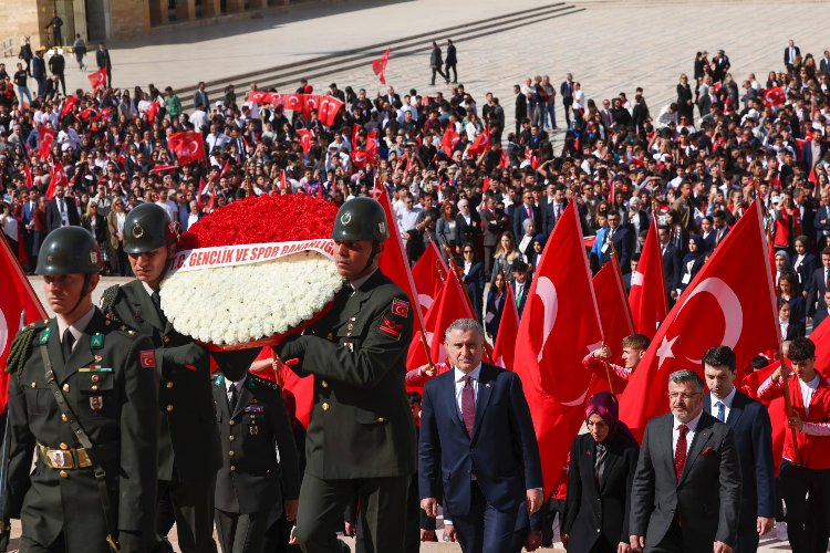 Bakan Bak gençlerle Anıtkabir'de -