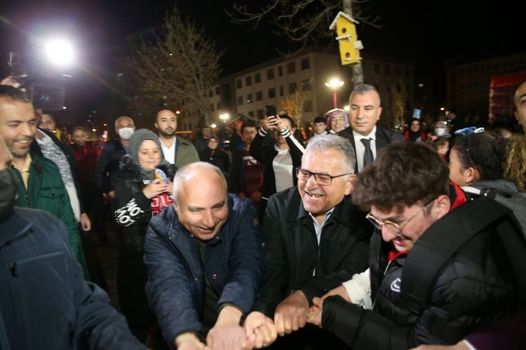 Başkan Büyükkılıç Kayseri'de gençlerin ramazan eğlencesine ortak oldu -
