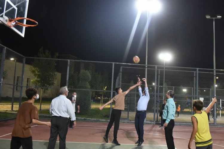 Bakan Kasapoğlu, gençlerle basketbol oynadı -
