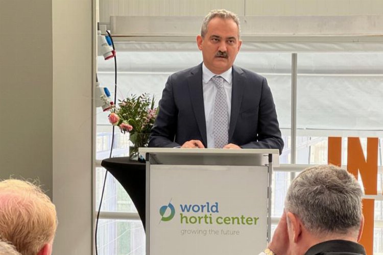 Bakan Özer Hollanda'da -