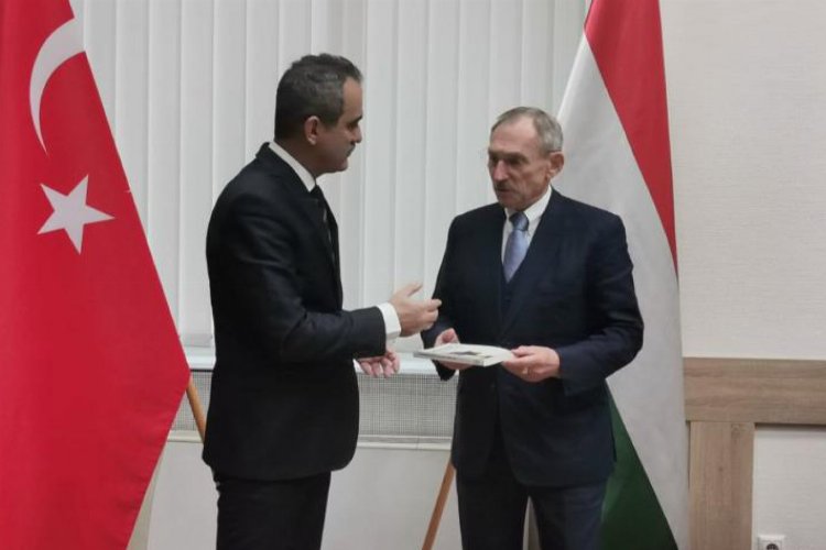 Bakan Özer'in Macaristan temasları sürüyor -