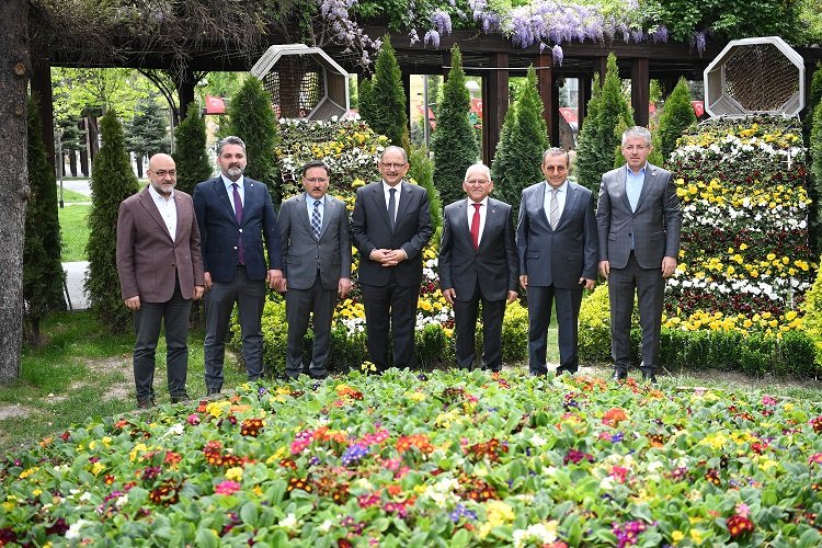 Bakan Özhaseki'den Büyükkılıç'a ziyaret -