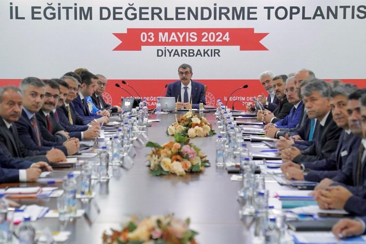 Bakan Tekin Diyarbakır'da eğitimi değerlendirdi -