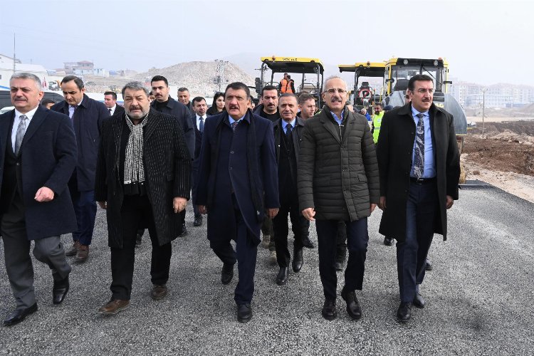 Bakan Uraloğlu'ndan yılın son mesaisi Malatya oldu... Deprem konutlarının yolları hazır -