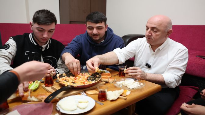 BAŞKAN BIYIK GENÇLERE KENDİ ELLERİYLE MENEMEN YAPTI