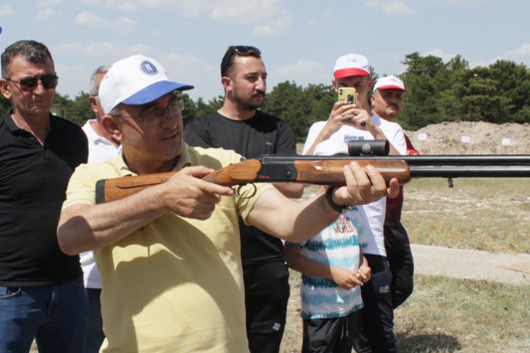 Başkan Işık Kütahya'da atış yarışmalarına katıldı -