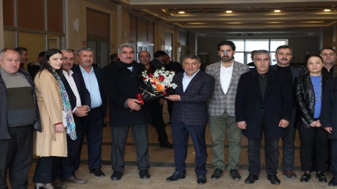 Başkan Şayir, çiçeklerle karşılandı