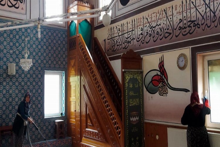 Bilecik Pazaryeri'nde camiler bayrama hazırlanıyor -