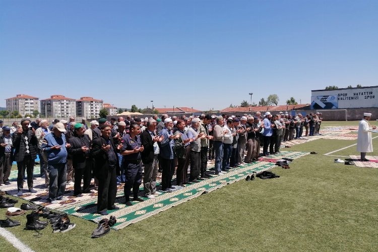 Bilecik Pazaryeri'nde vatandaşlar yağmur ve şükür duası için stadyumda buluştu -