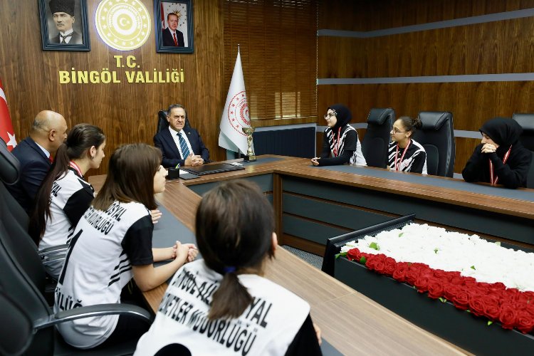 Bingöl Valisi Türkiye Şampiyonu voleybolcuları ağırladı -