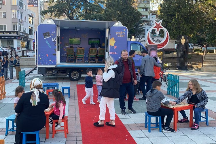 Bursa'da AK Gençler gezici araçla gençlerle buluşuyor -