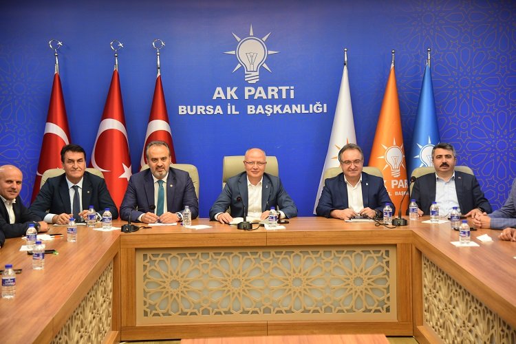 Bursa'da AK Partili belediye başkanları istişarede -