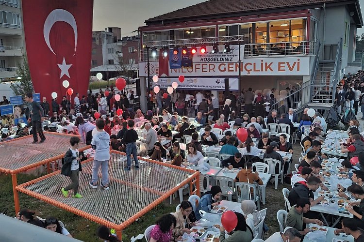 Bursa'da binlerce kişi Yankı'nın çadırında oruç açtı -