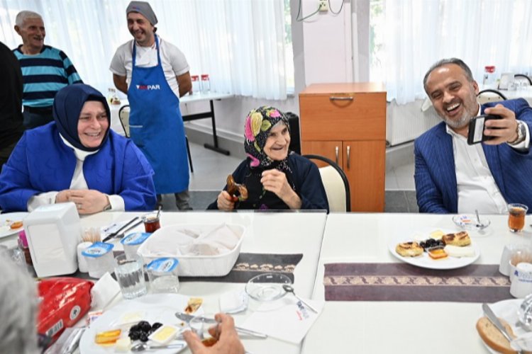 Bursa'da huzurevinde bayram neşesi -