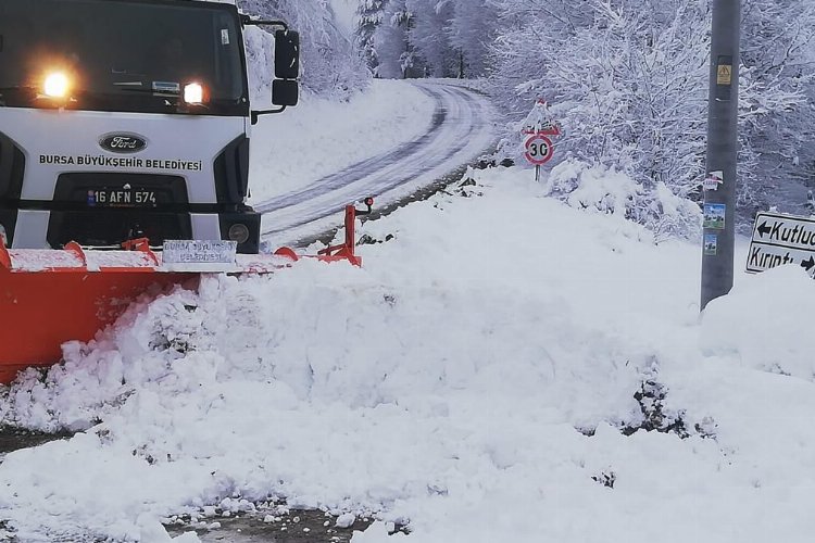 Bursa'da karlı yollarda yoğun çalışma -