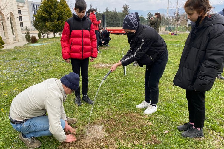 Bursa'da lise öğrencileri fidanları üniversite yerleşkesine dikti -