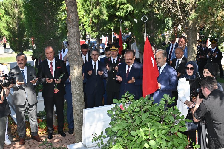 Bursa'da şehitlikte duygusal anma -