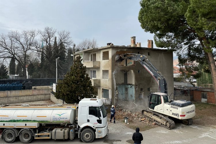 Bursa Gürsu'da riskli metruk yıkıldı -
