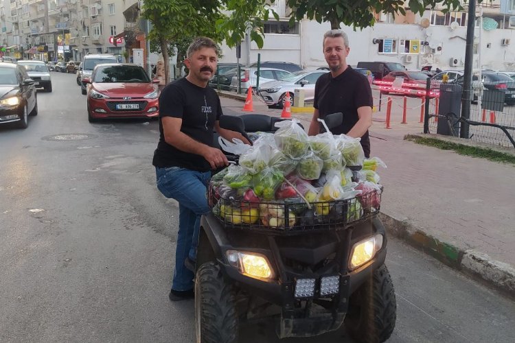 Bursa Mudanya'da Muhtar Şaş’tan çocuklara meyve servisi -