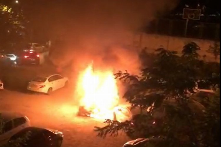 Bursa'nın göbeğinde araç alev alev yandı, mahalleli ayaklandı -