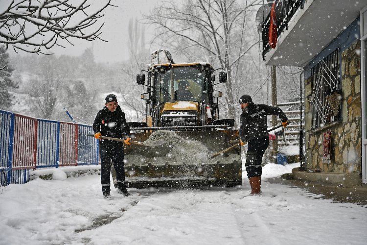 Bursa Osmangazi’de karlı yollara anında müdahale -