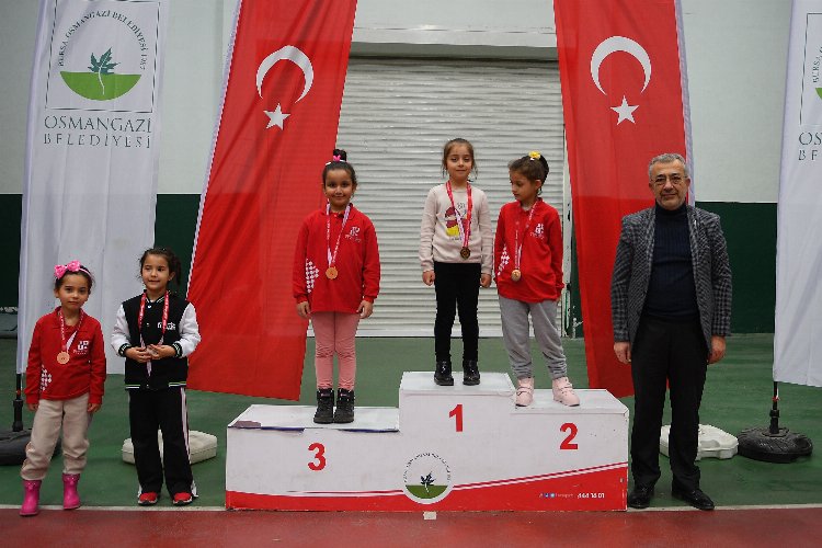 Bursa Osmangazi'de minik satranççılar ödüllendirildi -